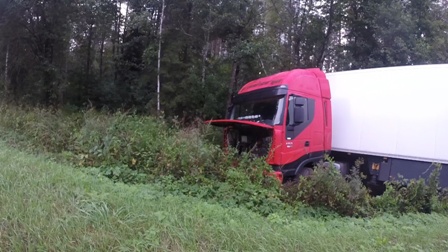 Поскользнулась фура