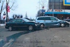 Mercedes VS Ford