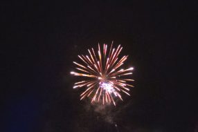 Салют в фестивальном по понедельникам.