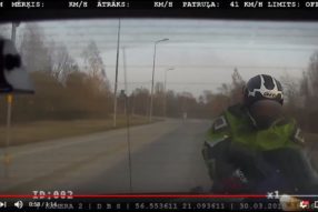 Мотоциклисту что-то мешало