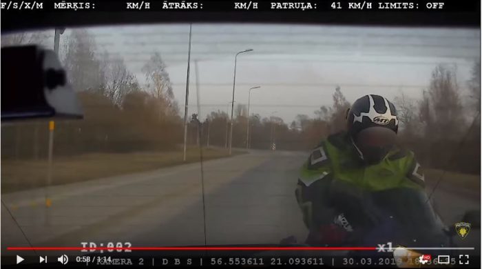 Мотоциклисту что-то мешало