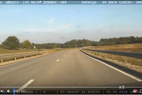 В школу торопился