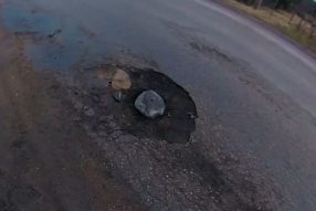 Булыжник решил всё