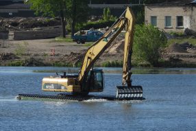 Есть люди не умеющие плавать, а есть экскаваторы
